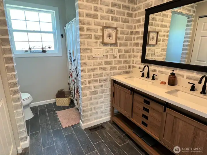 Very cute en-suite bathroom. Very cute en-suite bathroom.