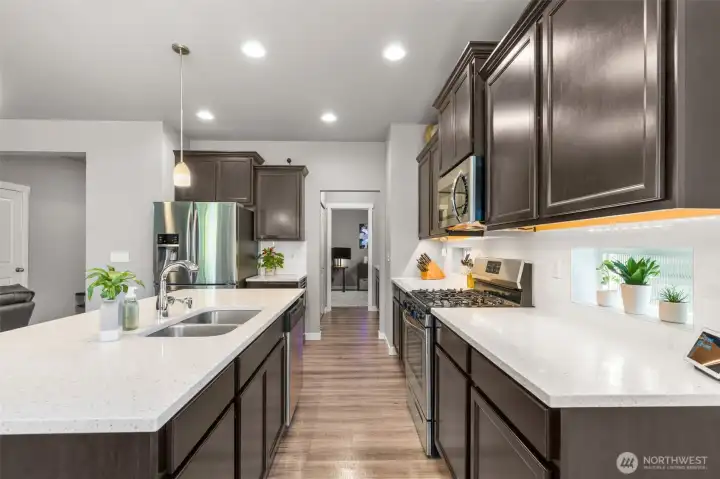 Enjoy the benefits of the Gas Stove & Range, providing precision heat control and uninterrupted use!