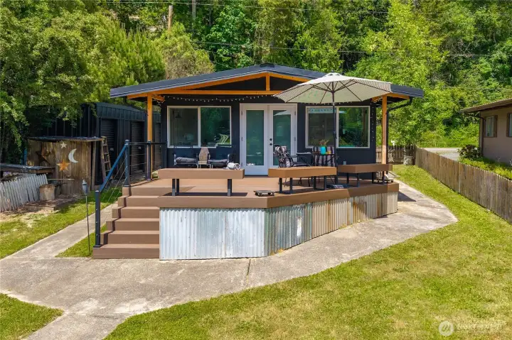 Back view of the cabin.
