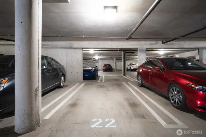 Spacious parking space Spacious parking space