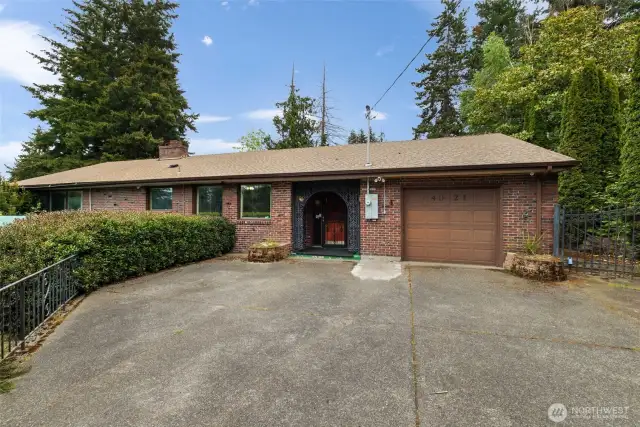 Lots of driveway parking