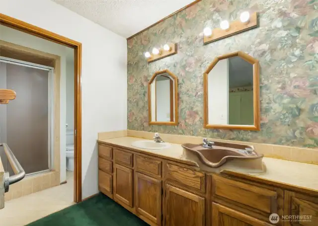 primary bedroom bathroom