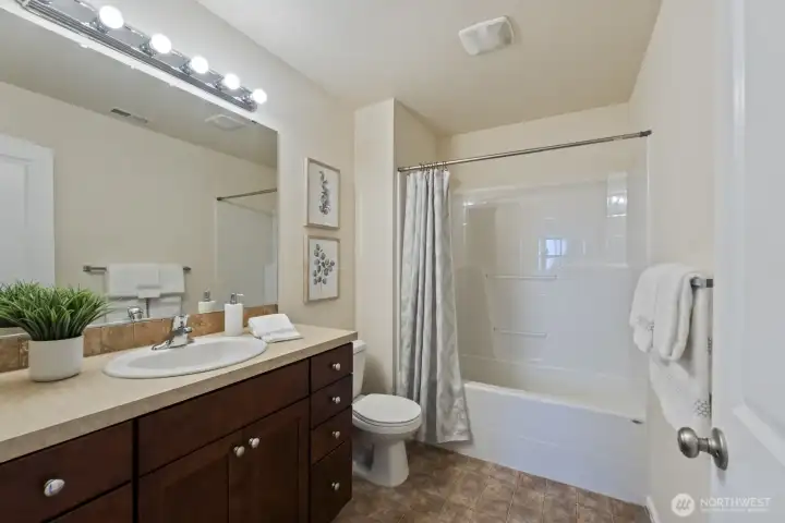 upper level hallway full bath