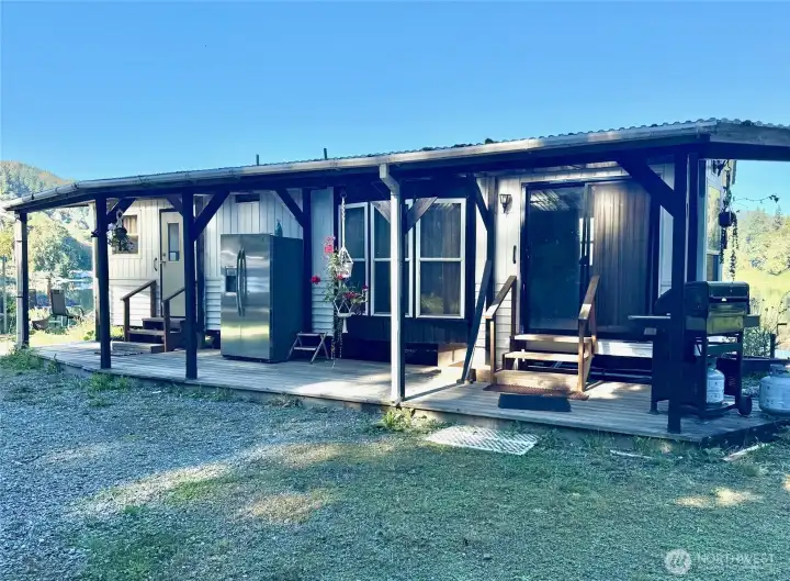 '94 Park model located at the lake front