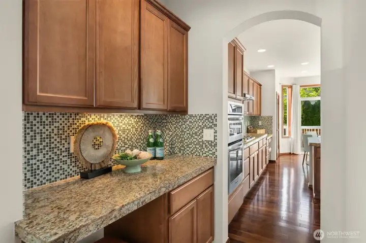 Butler pantry conveniently help you get the meals and drinks ready for the party!