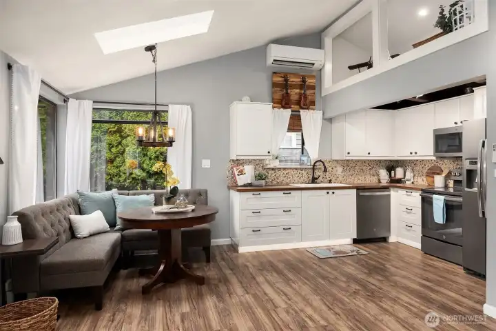 abundant counter top and cabinetry space