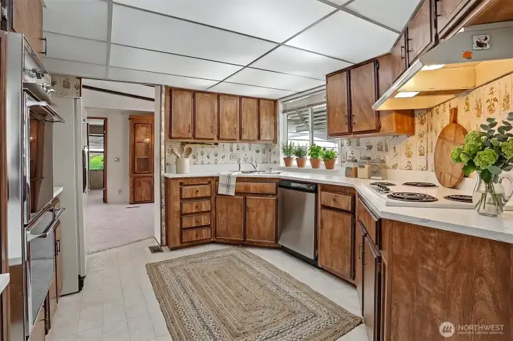 Spacious kitchen with quartz counters, eating bar that opens to family room.