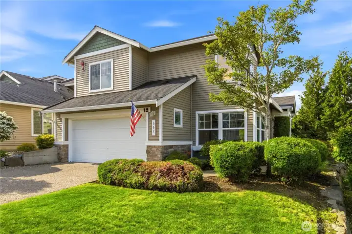 Welcome home to this nearly 1800 Sq/Ft Townhouse in the Gated Comm. of Madera at Lakeland Welcome home to this nearly 1800 Sq/Ft Townhouse in the Gated Comm. of Madera at Lakeland