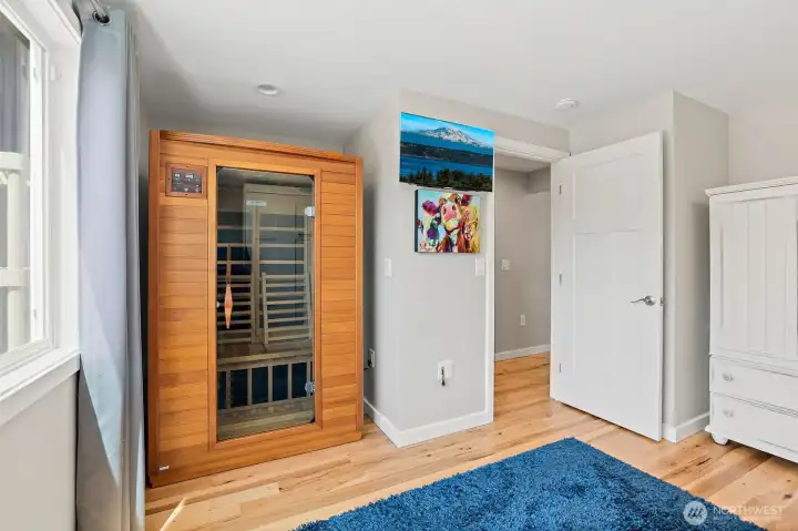 Portable dry sauna in the 4th bedroom.