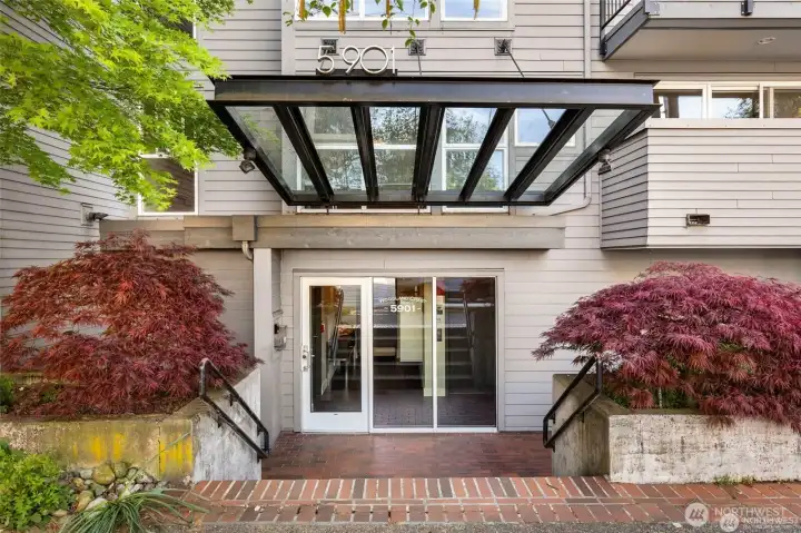 Right in the heart of Phinney Ridge! Bakery, shops, restaurants right out your front door!