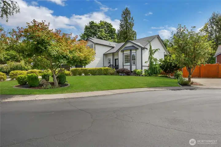 Turnkey Perfection with Designer Touches Throughout! Double gated with side RV Parking and abundant driveway parking! Home is in a cul-de-sac & located in a desirable sidewalk-lined neighborhood. Turnkey Perfection with Designer Touches Throughout! Double gated with side RV Parking and abundant driveway parking! Home is in a cul-de-sac & located in a desirable sidewalk-lined neighborhood.