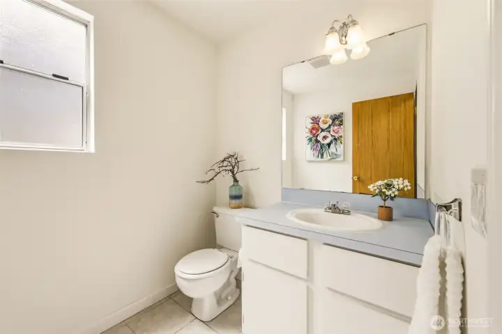 Main level powder room conveniently located for guests and daily use. Main level powder room conveniently located for guests and daily use.