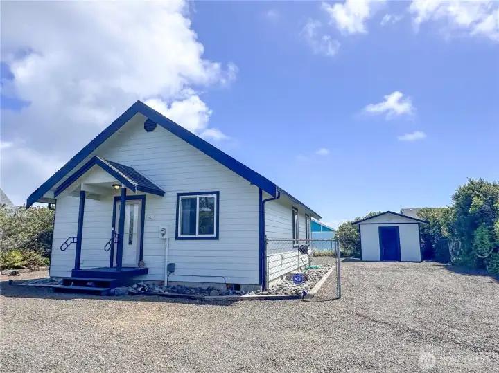 Adorable home with tons of parking space!
