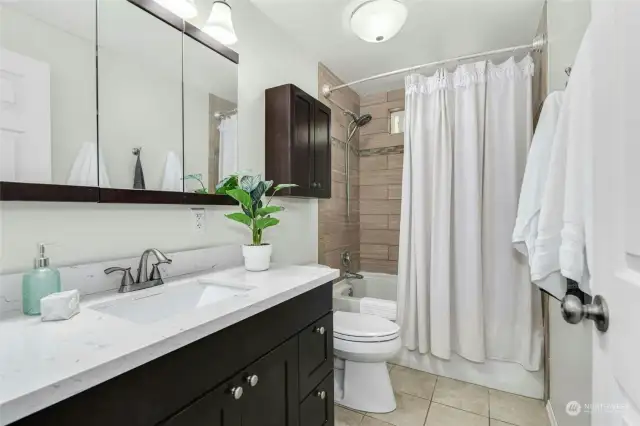 Beautiful full bathroom!