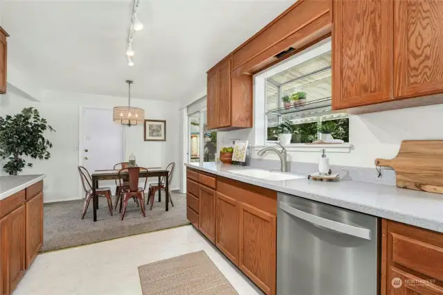 Stainless steel appliances, Corian countertop & a perfect layout!