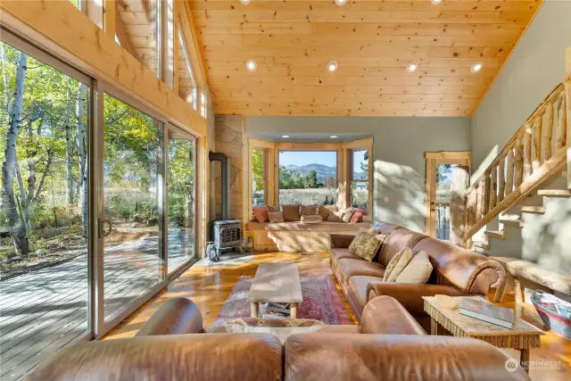 Living room with Gardner mountain view