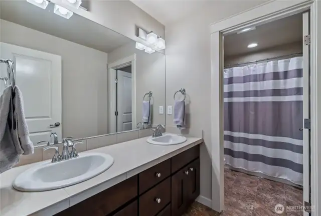 Full bathroom on the second floor.