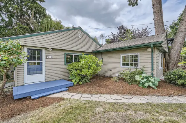 Inviting rambler in the coveted Lakeridge community....