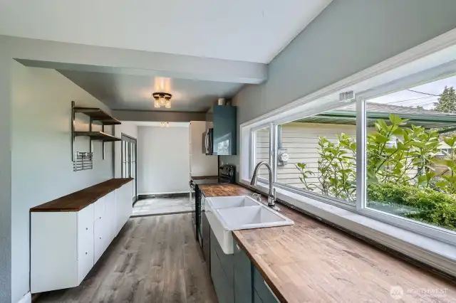 Updated kitchen and appliances stay!