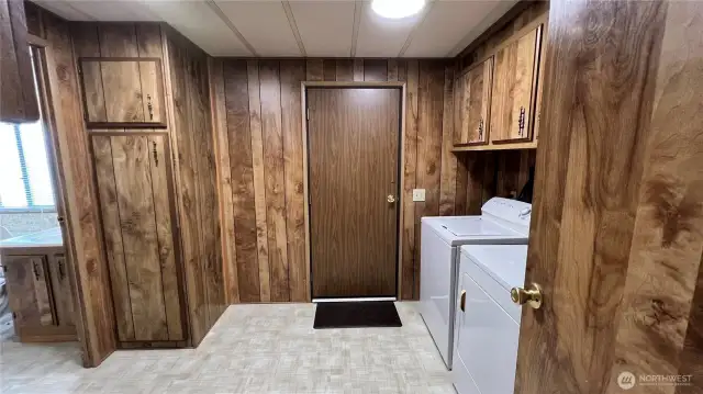 Large Utility Room w/ Washer Dryer