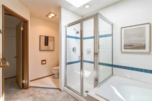 5 piece Primary Bathroom with Walk-in Closet!