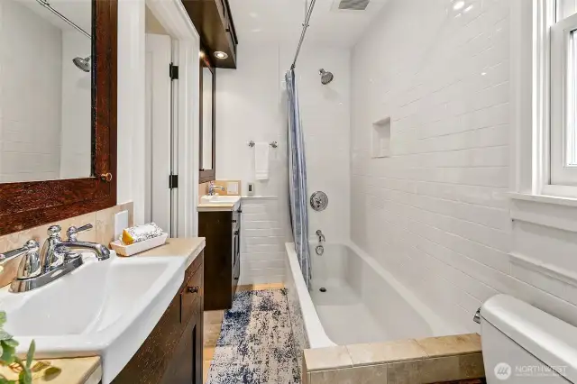 Middle level main bath with dual vanities and Jack-n-Jill access.