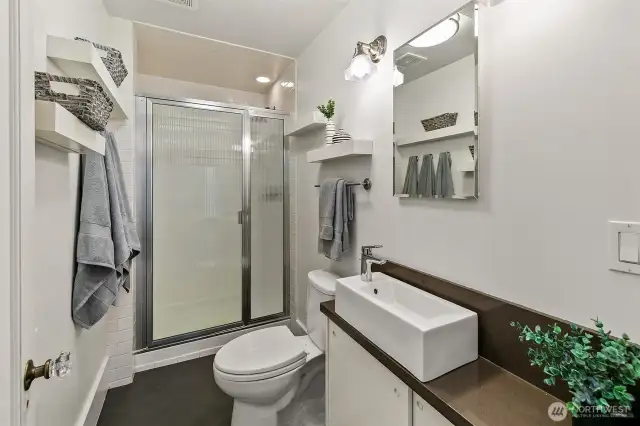 Middle level 2nd bathroom (located off middle living room).