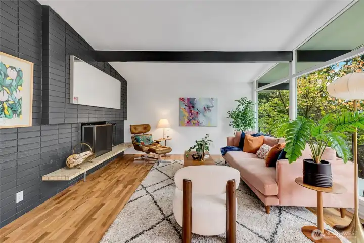 Vaulted ceilings for that Mid-Century charm.