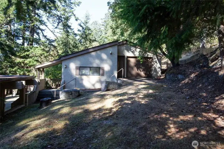 Studio building with 1 car garage