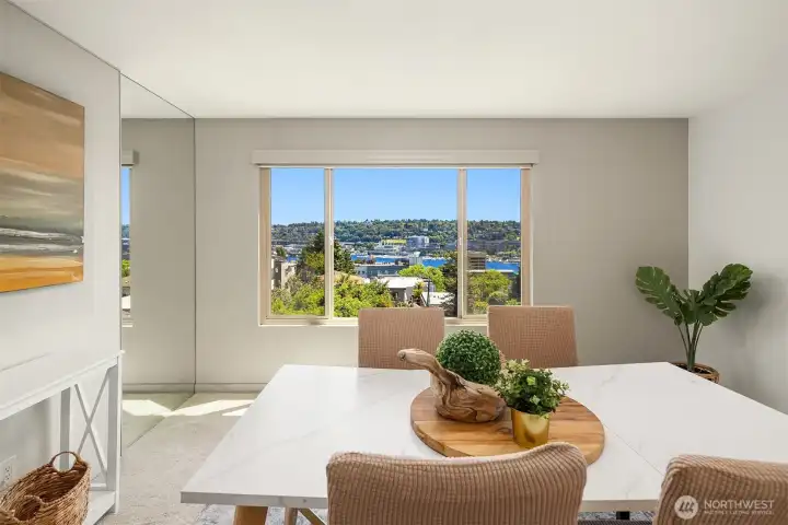 Dining room and living room with amazing 270° view