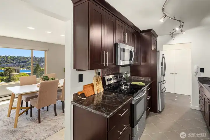 Gorgeously updated kitchen and dining room