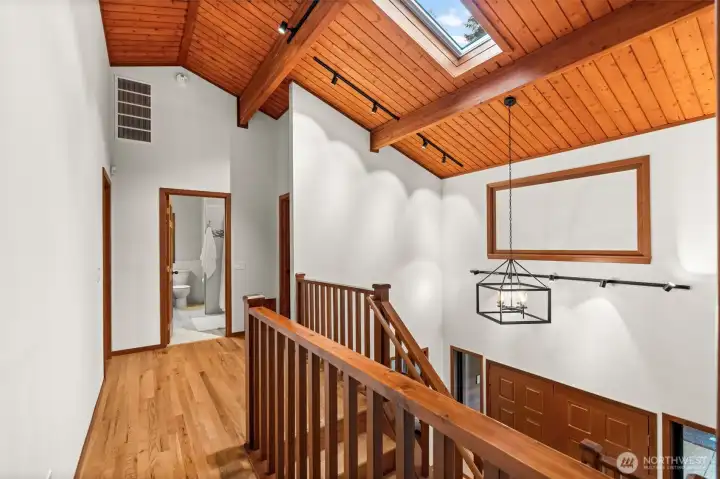 A masterclass in vertical space. The skyward views and soaring beams ensure that the ascent upstairs feels light, airy, and expansive.