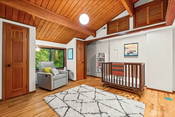 Architectural harmony in the private quarters. The wood-on-wood aesthetic feels both high-end and incredibly grounded for this extra flex space.