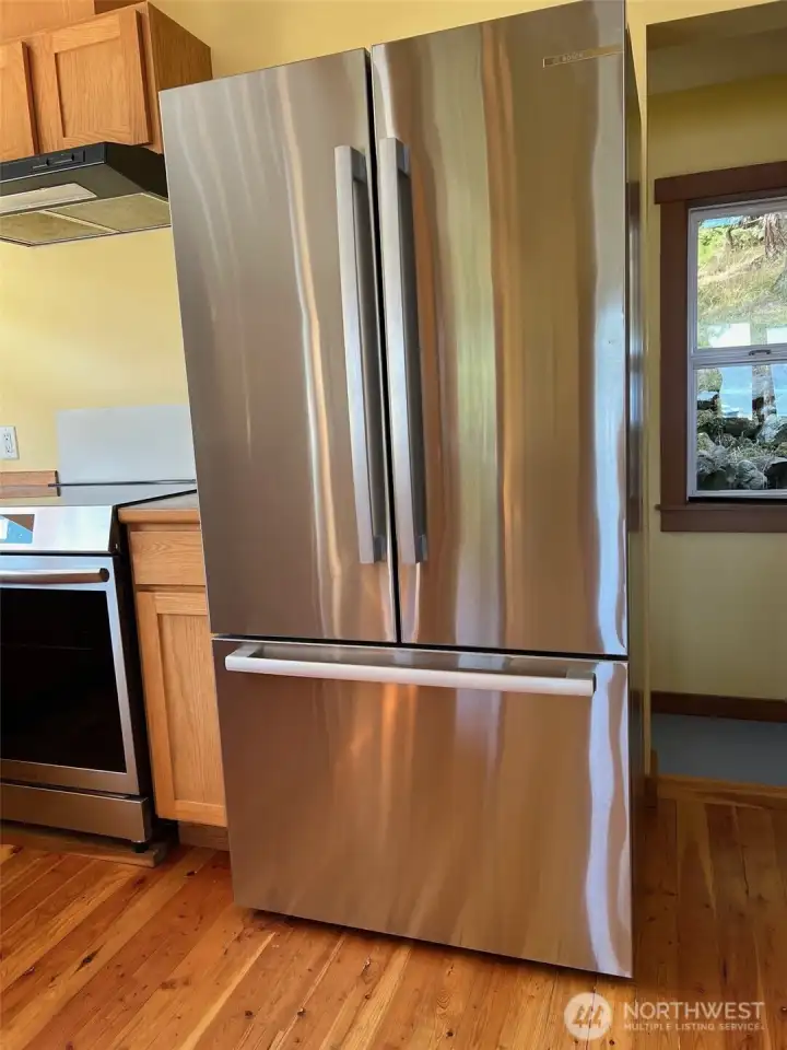 This Bosch refrigerator has replaced the black Samsung in earlier photos