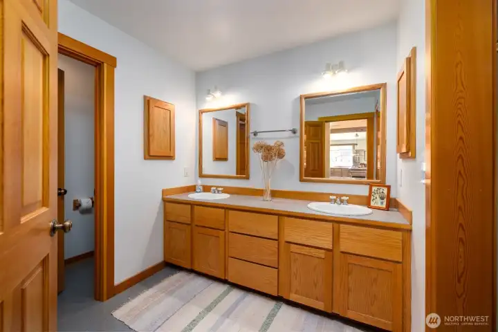 3/4 bathroom with separate toilet and shower rooms.