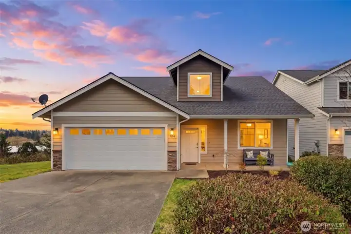 Twinkle twinkle, this home basks in the warm evening glow of the sunset.