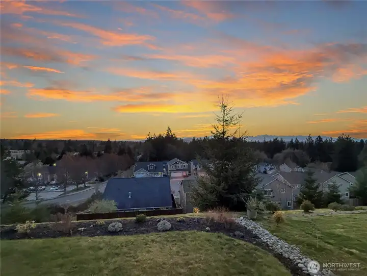 Enjoy stunning sunset views over the Olympic Mountains from the deck, offering a beautiful and ever-changing natural backdrop.