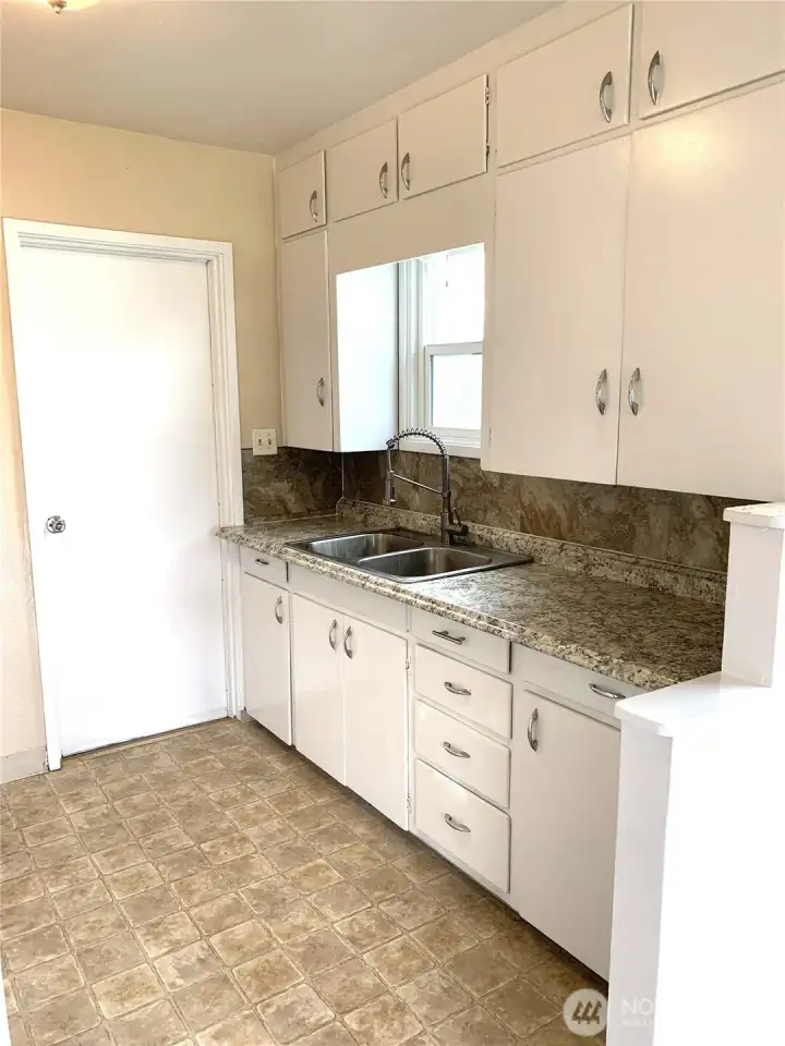 Unit 1423 Photos taken prior to tenant occupancy