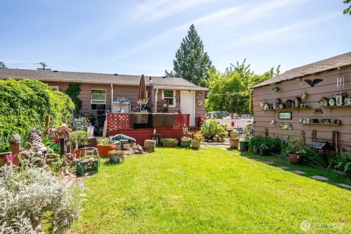 Unit 1425 private back yard.