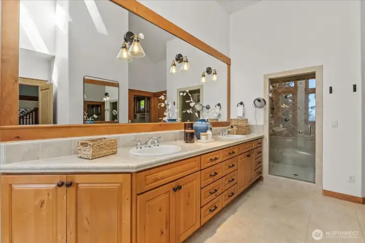 Primary bath w/steam shower