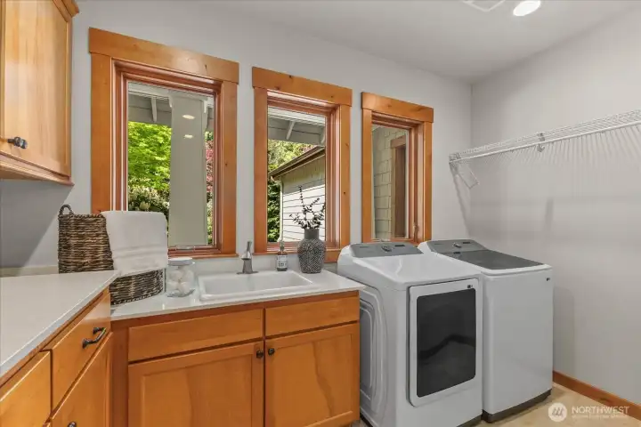 Full laundry room w/mud room off garage