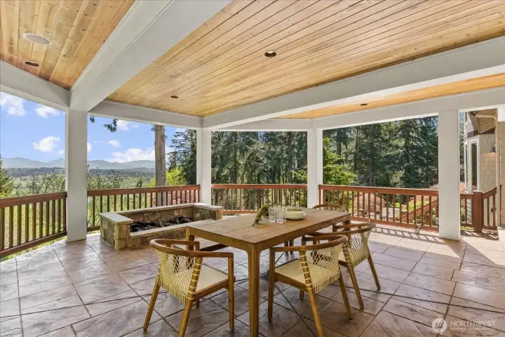 Covered entertainment area w/gas fireplace off kitchen