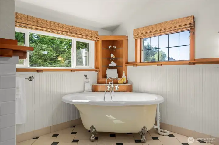 Soaking tub