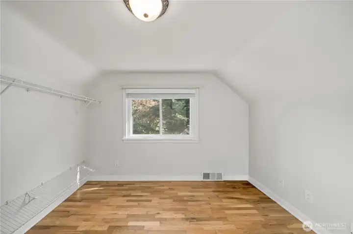 Huge primary walk-n closet