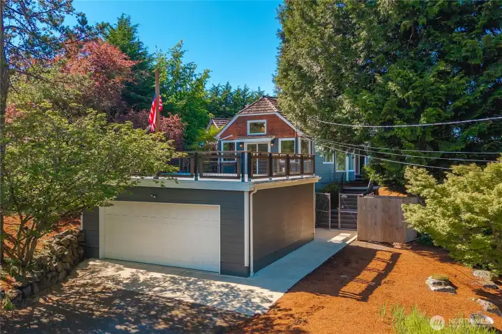 Oversized 2car garage with EV charging