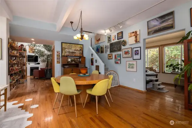 Another view of the dining area from the kitchen.