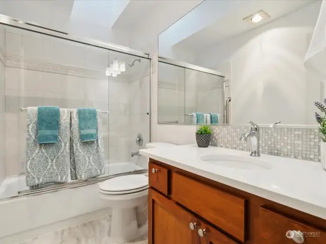 Wonderful light and bright guest bathroom.