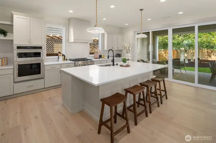 Huge Island and Plenty of Cabinet Space/Storage