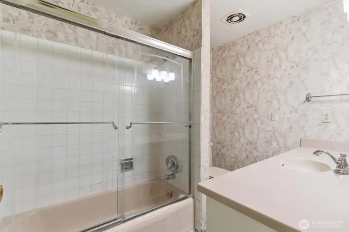 Main upstairs full bathroom