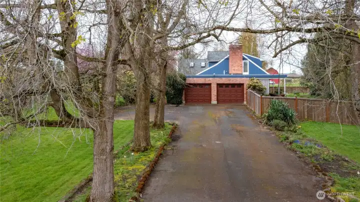 Long driveway can park multiple vehicles'